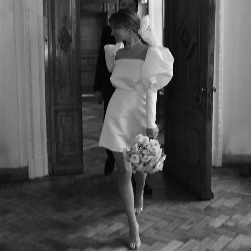 Женское мини-платье с пышными рукавами