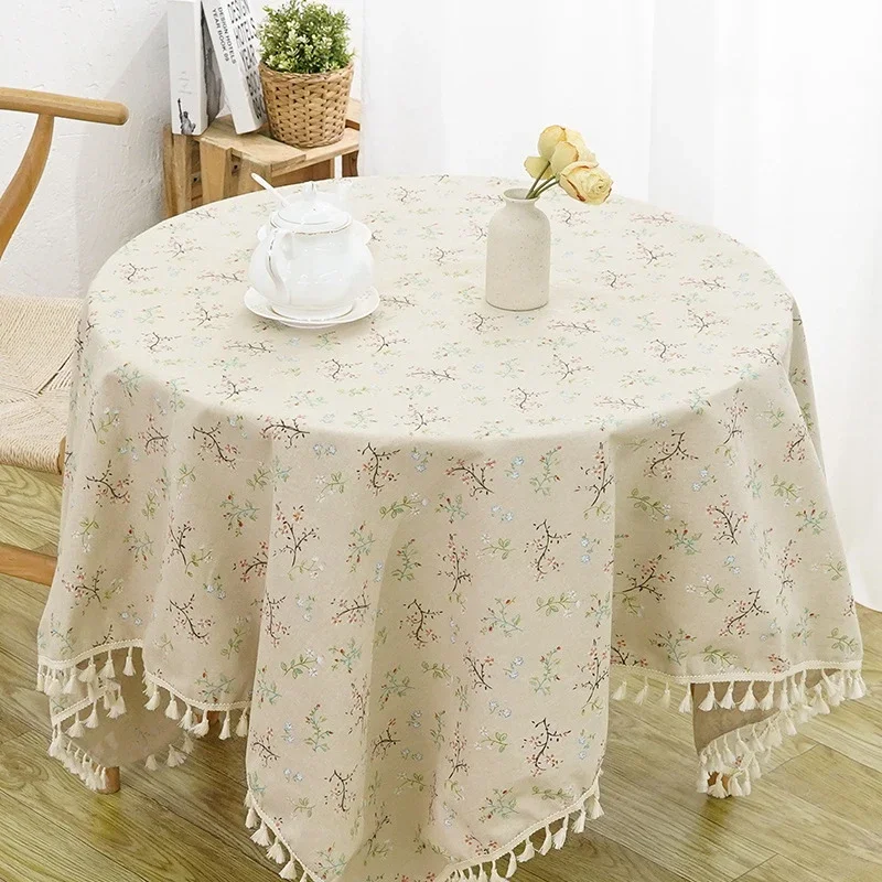 Mantel Decorativo Verde Claro Sobre Una Mesa Sobre Un Fondo Blanco. | Foto Premium