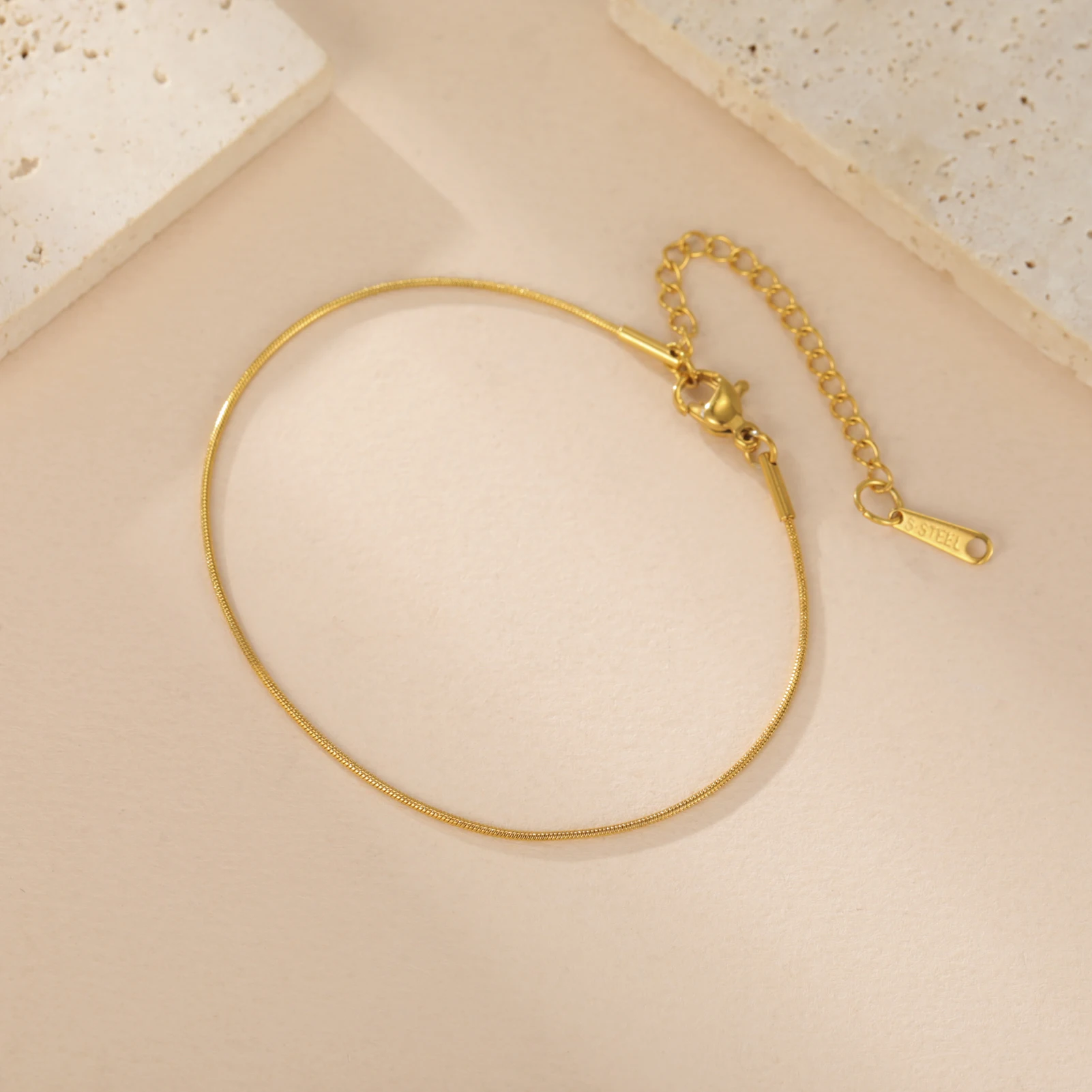 Skyrim 0,9/1,2/1,5 MM Runde Schlangenkette Armband Edelstahl Gold Farbe Einstellbare Armbänder Frauen Mode Minimalistischen schmuck – Detail 2