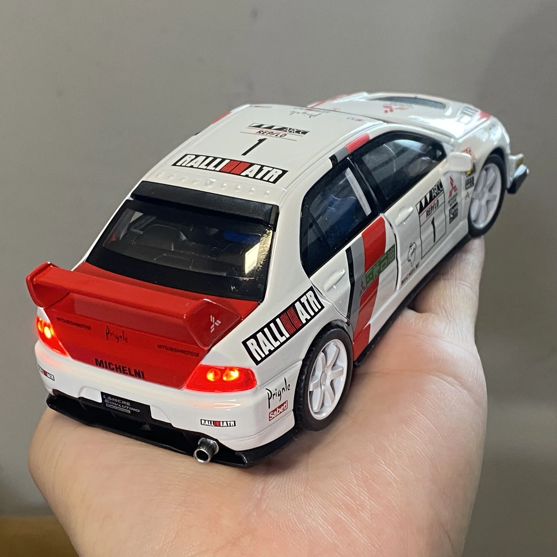 JDM 1:32 미쓰비시 랜서 에볼루션 EVO 석유 버전 합금 다이캐스팅 모델 사운드 & 라이트 장난감 성인용 남자친구 선물