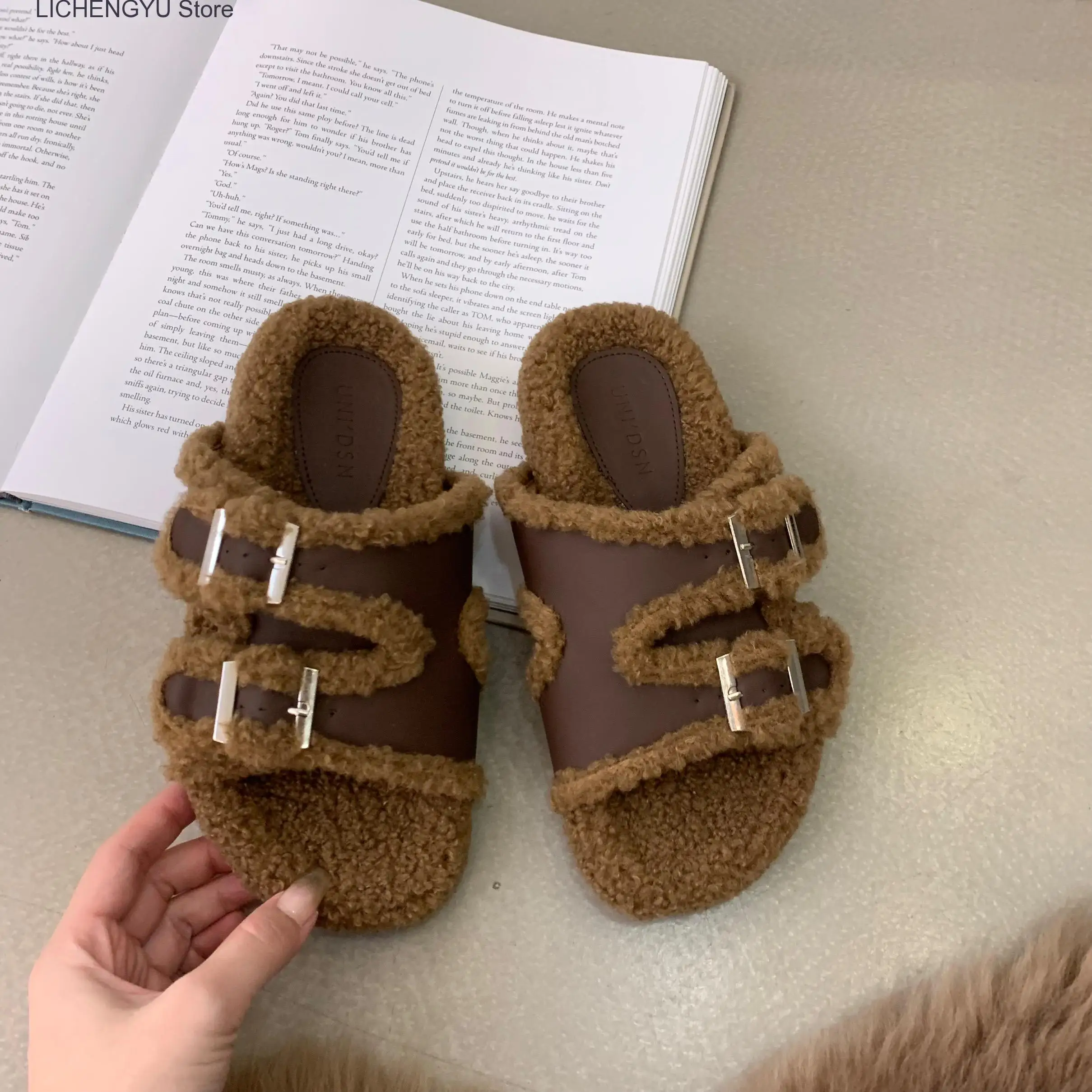 New Winter Women Plush Slipper Casual Fashion Metal Buckle Artificial Fur Outside Slip on Soft Slides Shoe