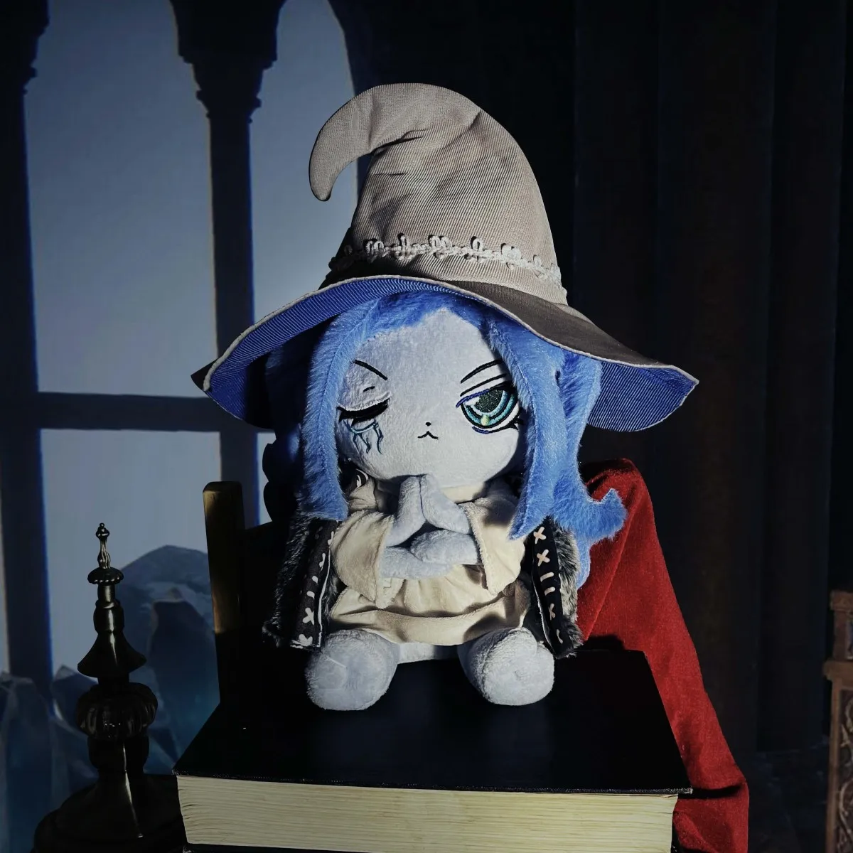 Peluche Elden Ring Ranni - Poupée Collector Assise 20 Cm - Personnage Avec Cape Et Chapeau Amovibles
