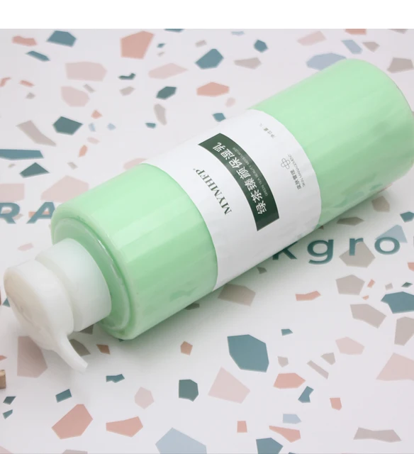 A verdadeira essência da beleza em uma loção refrescante para peles propensas à acne.