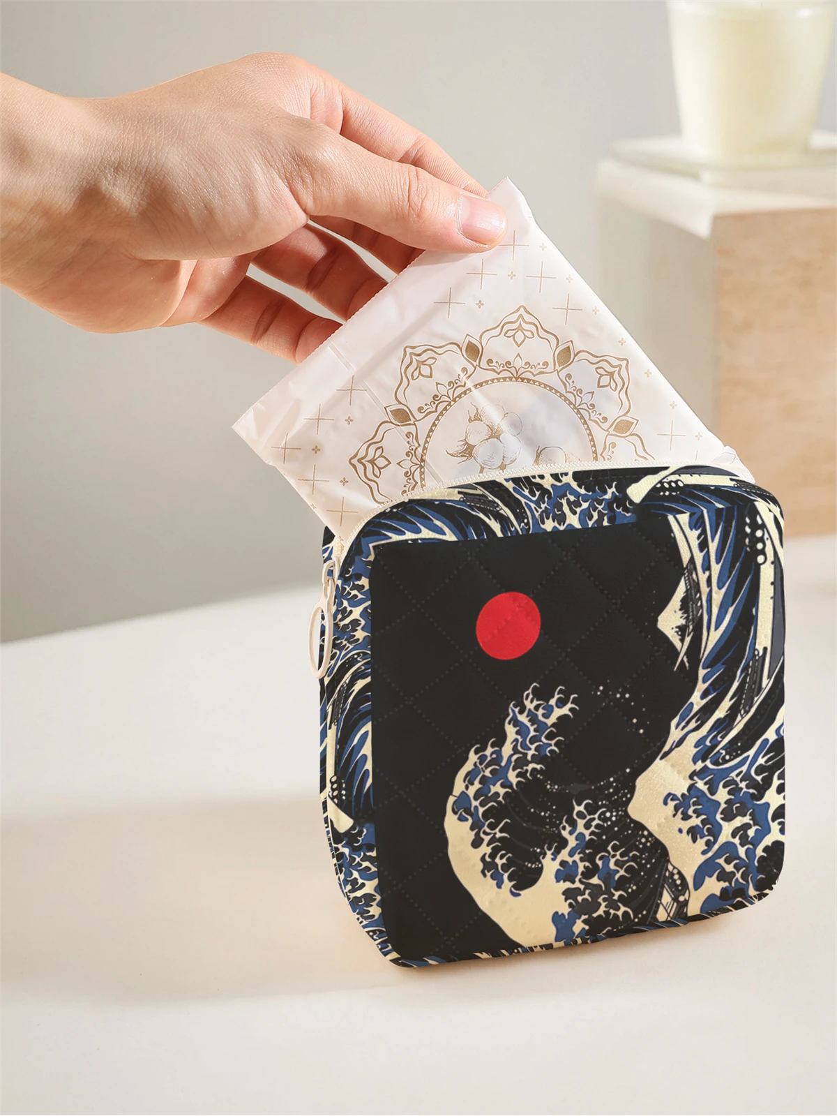 1 portable sanitary napkin storage bag, made of seaweed turtle pattern and diamond mesh material, lightweight women's tissue bag