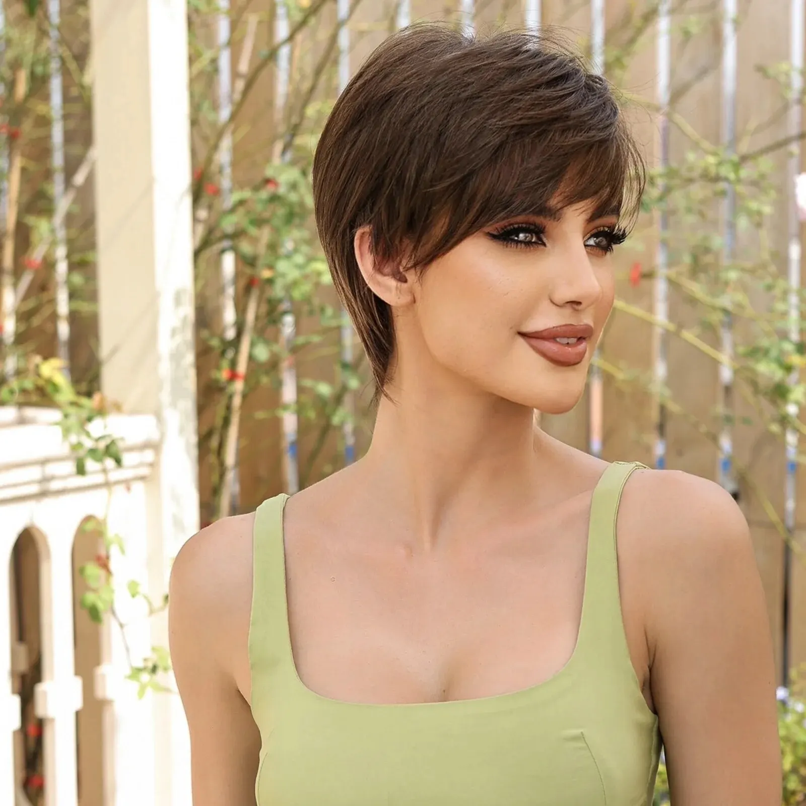 Parrucche sintetiche corte con taglio pixie marrone con frangia Parrucche naturali lisce per donne Parrucca cosplay quotidiana Fibra resistente al calore_voghion.com