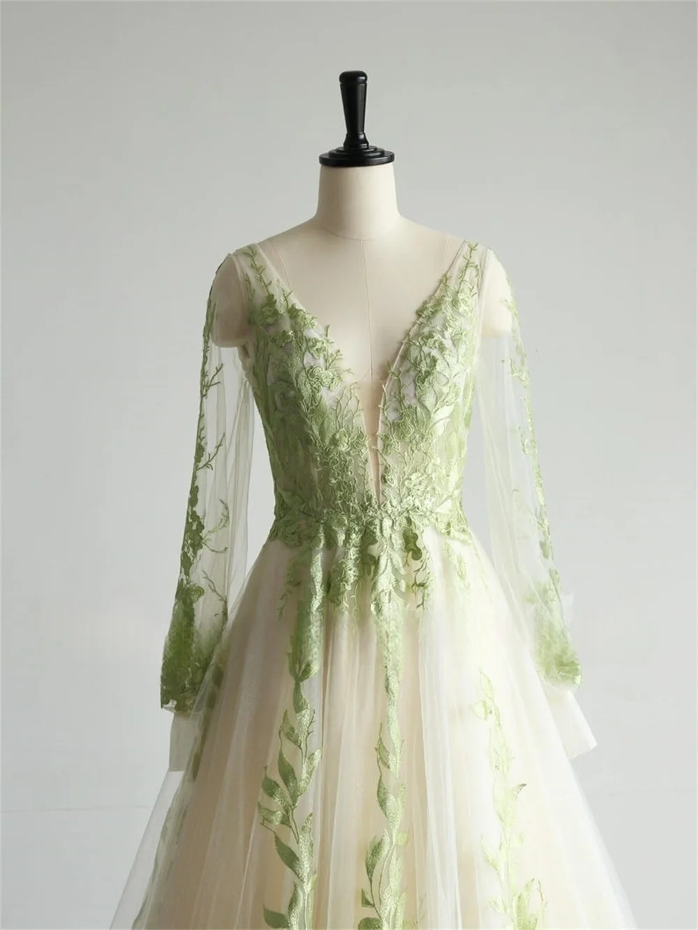 Customized Light Green Leaf Embroidery Wedding Dress V Neck Long Sleeves vestidos de novia A-line Backless Court Train Formal