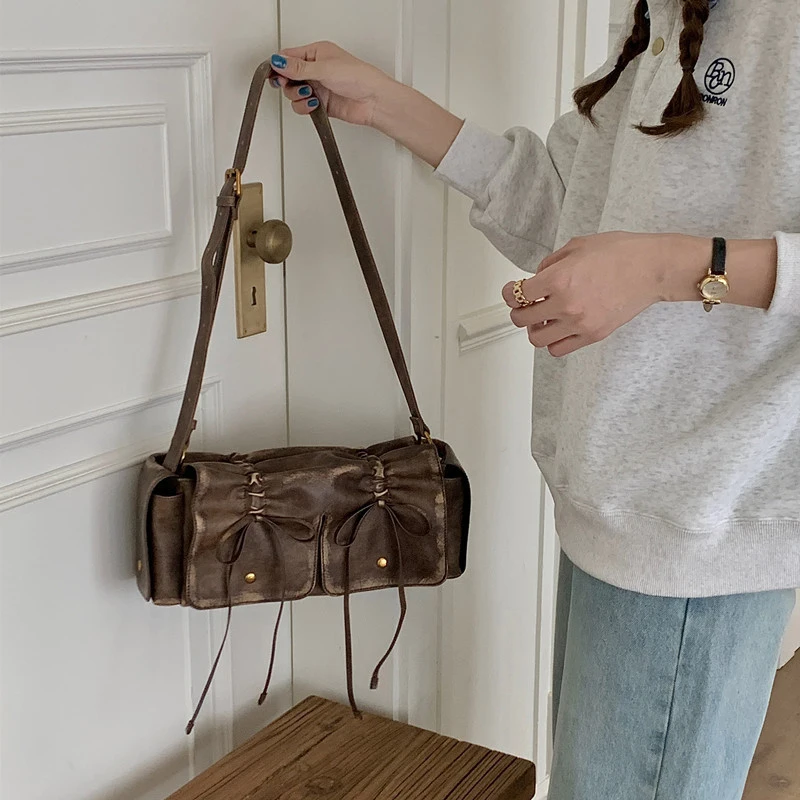 thumbnail image 1 of Bolsos de moto y motociclista para mujer, bolsos y carteras de diseño de lujo, novedad de 2023, bolso de hombro con lazo y remaches de cuero PU desgastado debajo del brazo, 1 of 4