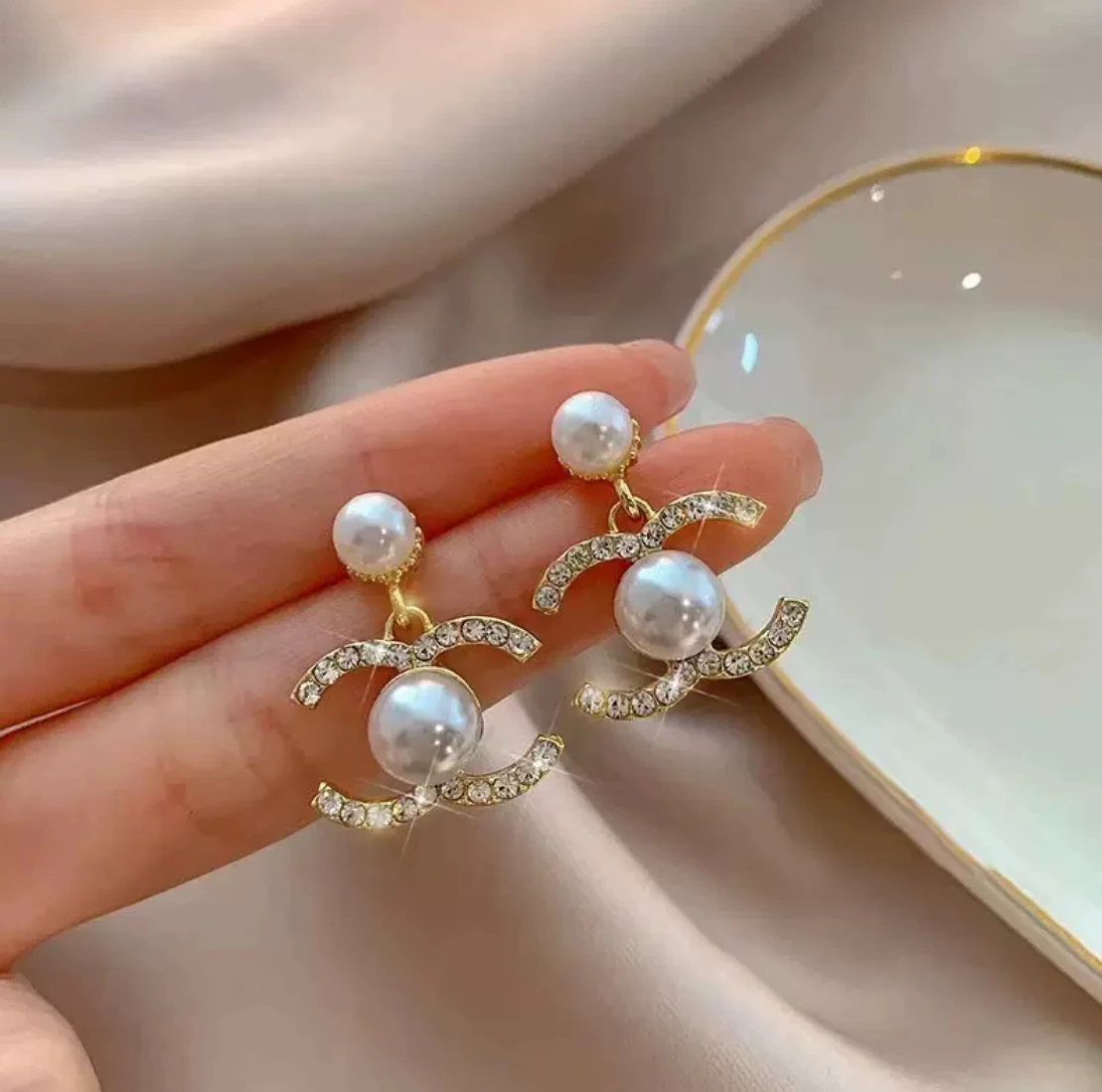 Luxury 2025 new ear studs stylish pearl simple earrings with a chic, high-class feel for women's earrings 3
