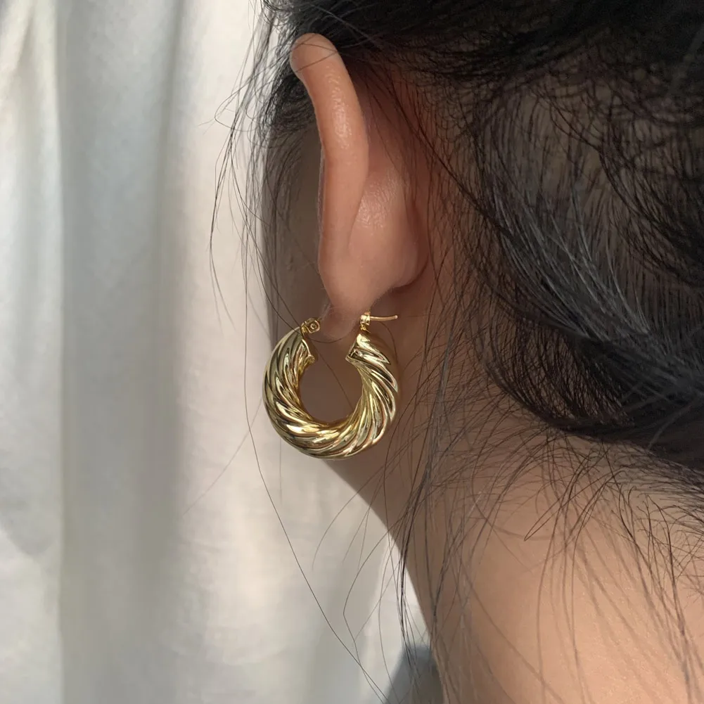 

Крупные золотые серьги-кольца, плотные трубчатые скрученные обручи для женщин, легкие