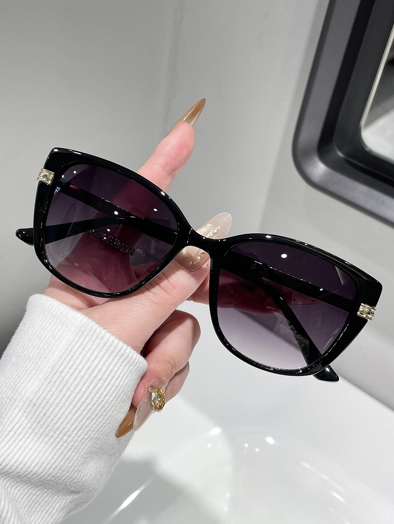 Unisex Fashion Cat Eye Glasses with Unique Arm Design