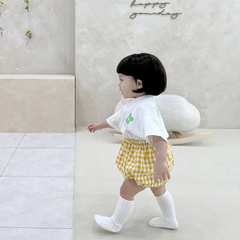 

Корейский Летний комплект детской одежды для девочек 2024 года из 2 предметов, клетчатые шорты с мультяшными цветочными буквами, костюм из хлопка, яркий пуловер