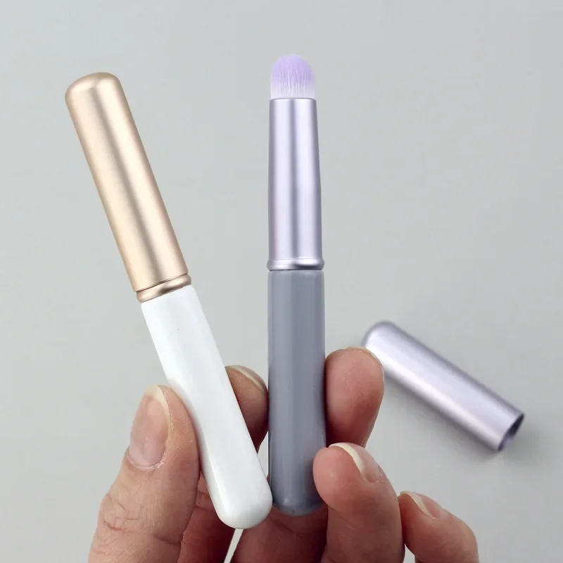 

Круглая головка с крышкой, кисть для размазывания губ, портативная мини-кисть для губной помады с короткой ручкой, необходимый дорожный инструмент для красоты