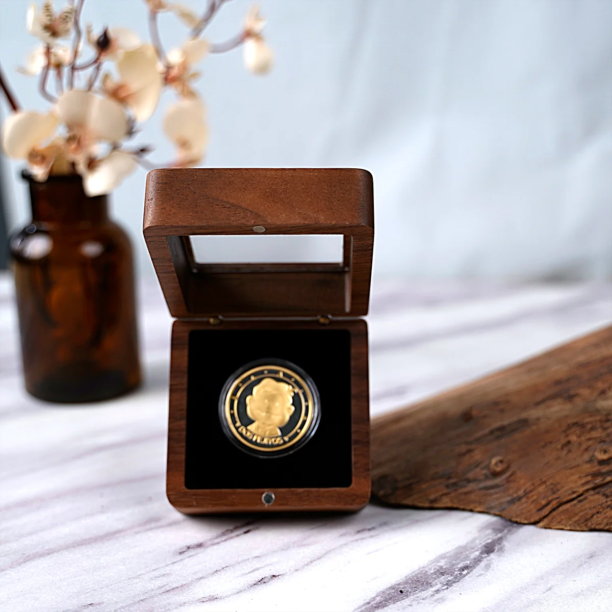 Walnut Wood Commemorative Coin Badge Box Gift Box Silver Coin Badge Ancient Collection Gift