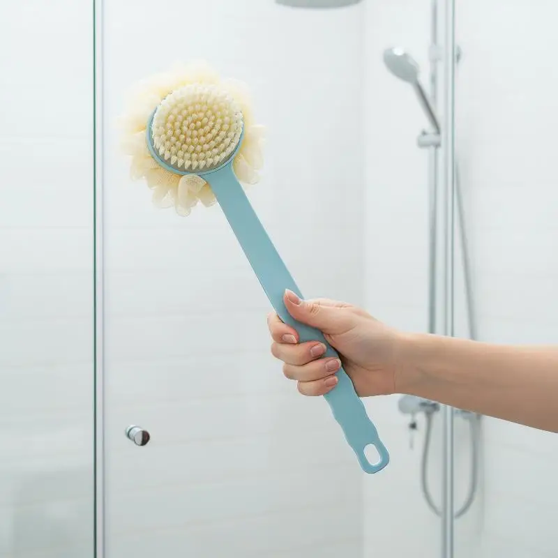 △ Spazzola da bagno morbida in luffa e setole per donne e uomini - Spazzola da doccia curva con manico lungo per il corpo, il viso e il lavaggio spa - immagine 4