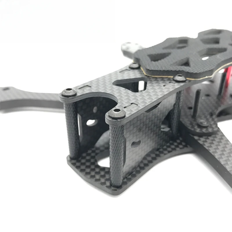 Châssis APEX 5 pouces FPV Frame Kit 225mm H-Type posé sur une surface, montrant son profil bas et sa structure robuste.