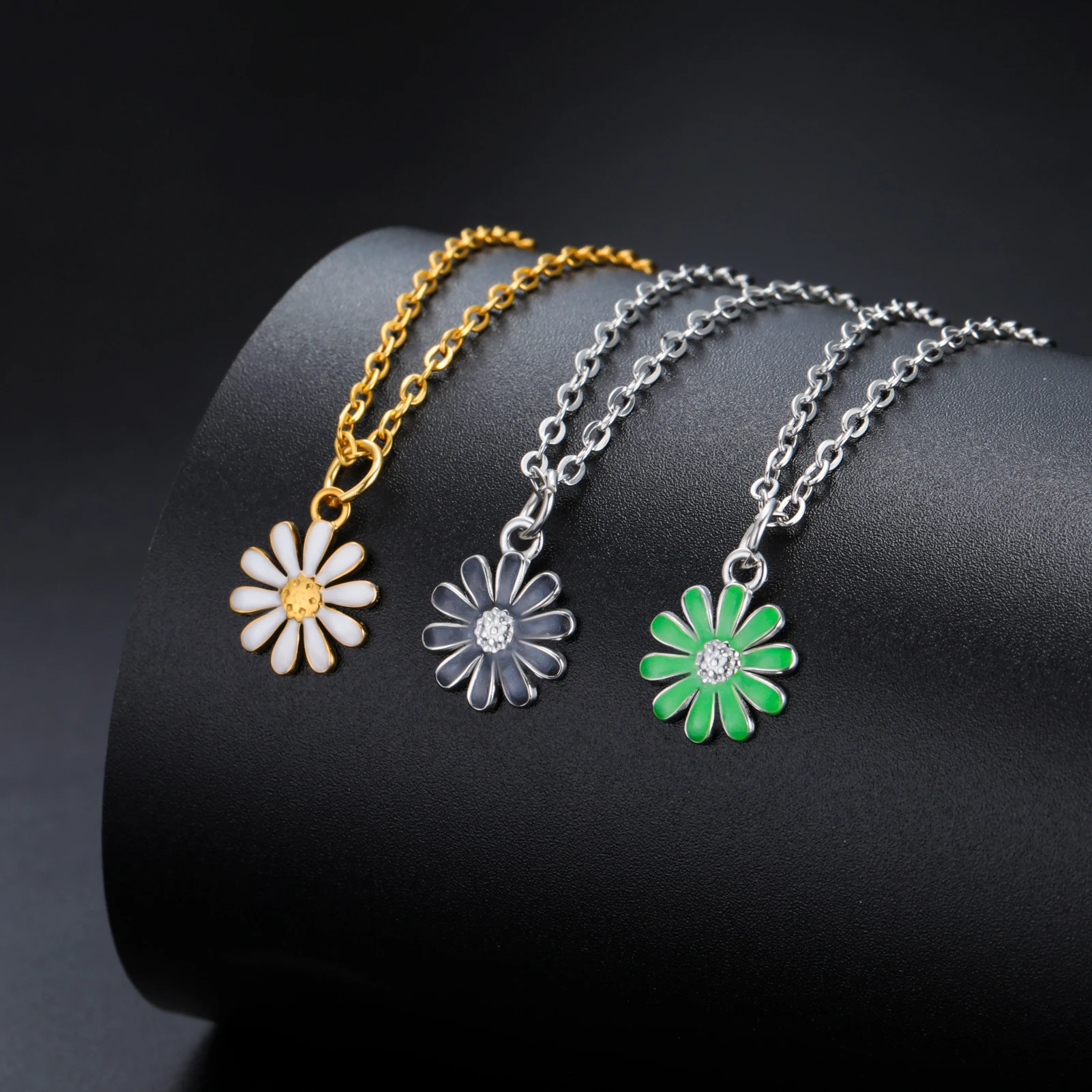 COOLTIME Bunte Emaille-Gänseblümchen-Anhänger-Halskette für Damen, Edelstahl-Halskette, süßer Schmuck, 2026, Neu – Detail 1