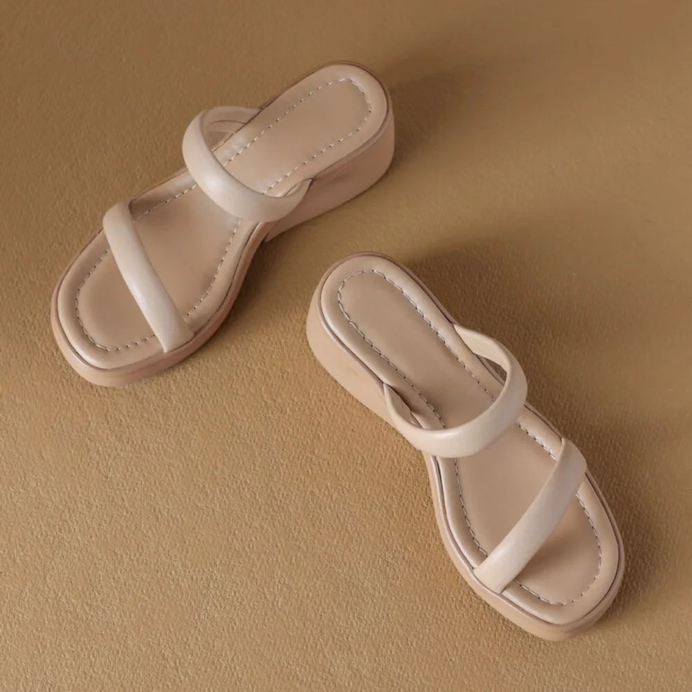 In summer, wear fashionable sandals and slippers on the outside