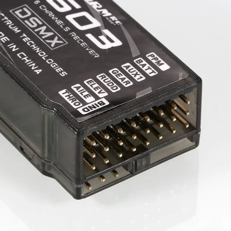 Récepteur RC DSMX 6 canaux S603 2.4GHz posé sur une surface plane, prêt à l'emploi