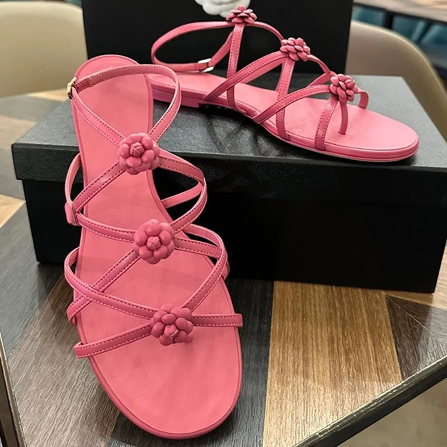 

Withered Sandals Ladies 2023 French Fashion Blogger Camellia Leather Flat Sandals Women Summer Casual Pink Open-toed