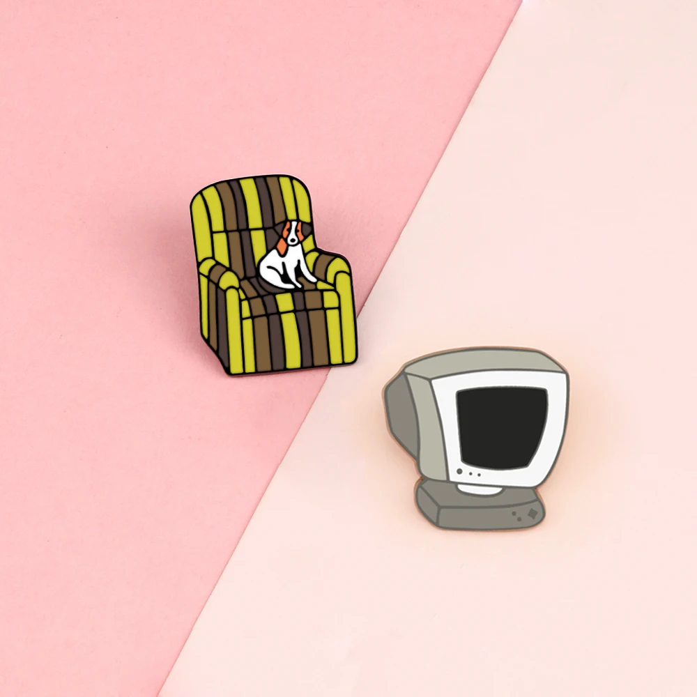 Cute Animal Pins Cartoon Pet Spille Smaltate Cane Divertente Sit On Sofa Watch Tv Gioielli Di Moda Borse Personalizzate Distintivo Cappello Spilla Reg
