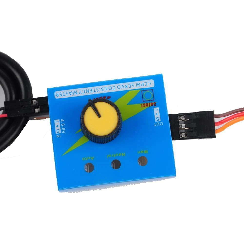 Testeur de servomoteur RC 3CH numérique en main, montrant sa taille compacte et son utilisation pour vérifier le réglage d'un hélicoptère.