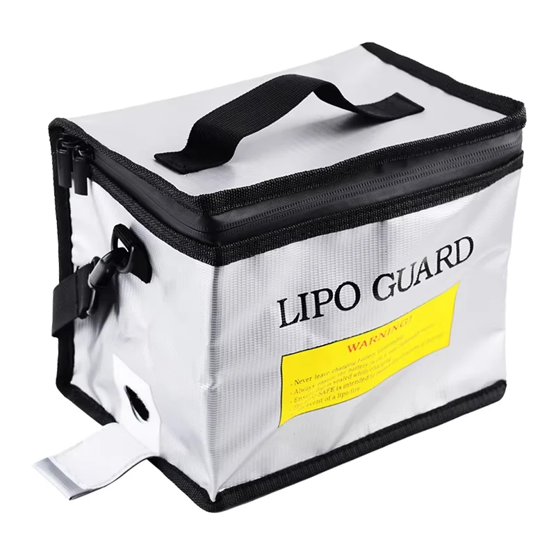 Sac de rangement ignifuge pour batterie LiPo drone posé sur une table, dimensions compactes et design robuste
