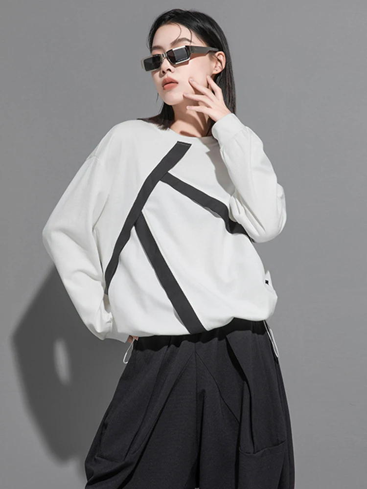 [EAM] Black Ribbon Color-block Sweatshirt New Round Neck Long Sleeve Women Big Size Fashion Tide Spring Autumn 2026 1DH0579