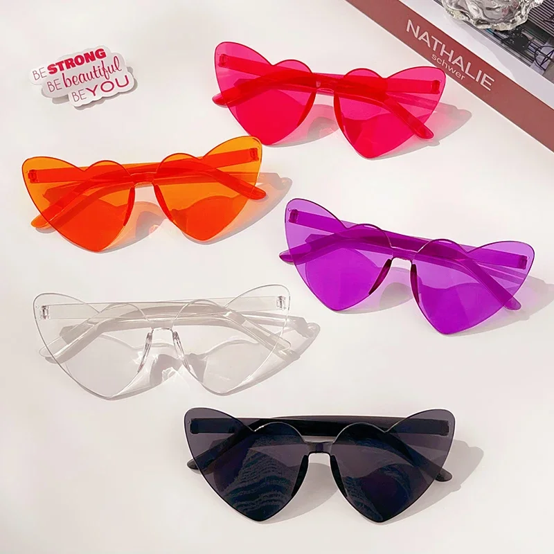 2026 Damen Mode Randlose Farbige Niedliche Heteromorphe Herzförmige Sonnenbrille UV400 Vintage Getönte Party Mädchen Damen Sonnenbrillen