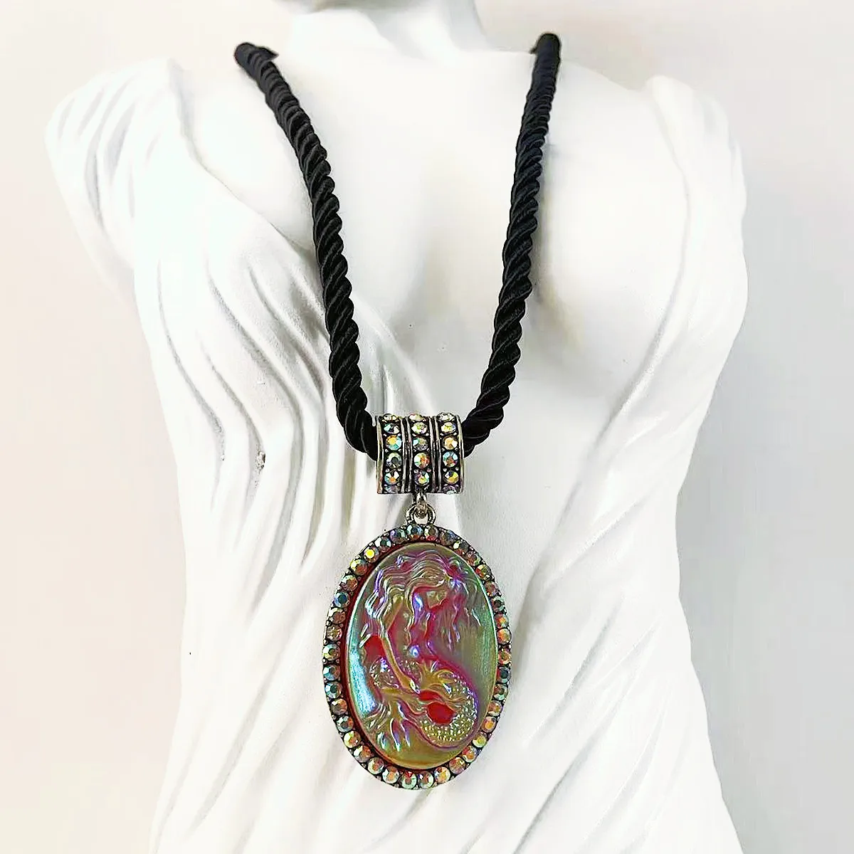 MITTO FASHION JEWELRIES AND HIGH-END ACCESSORIES  THE MERMAID GODDESS PENDANT SHORT ROPE VINTAGE WOMEN NECKLACE