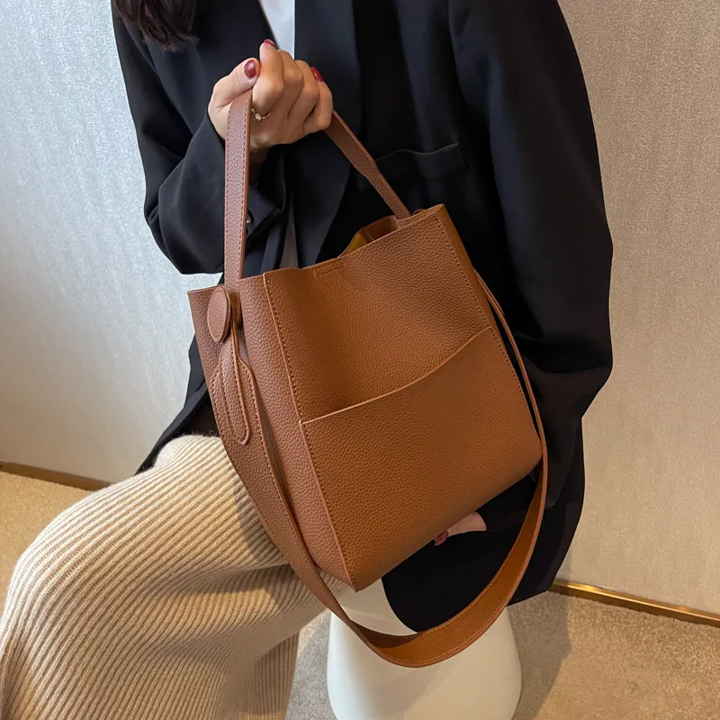 2024 breite Riemen Nachricht Handtasche Frauen Umhängetaschen Leder weichen lässigen Eimer große Kapazität einfache Multifunktions-Luxus-Tasche