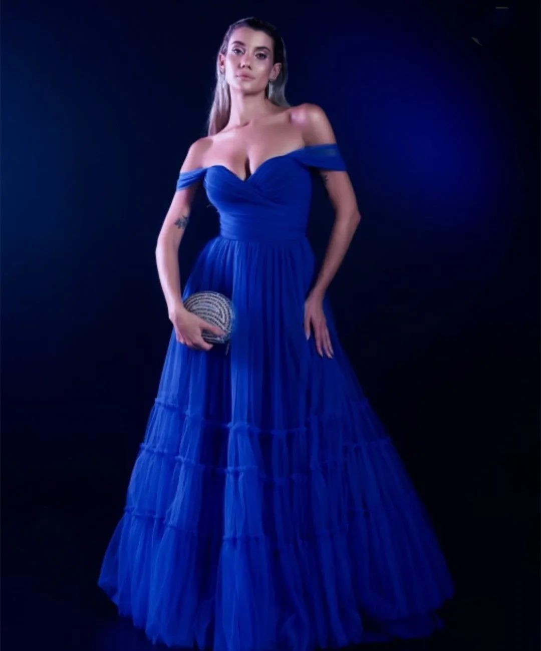 

Qcenkern Long Royal Blue Tulle Evening Desses A-Line Off Shoulder vestidos de noite Floor Length Tiered Prom Dresses for Women