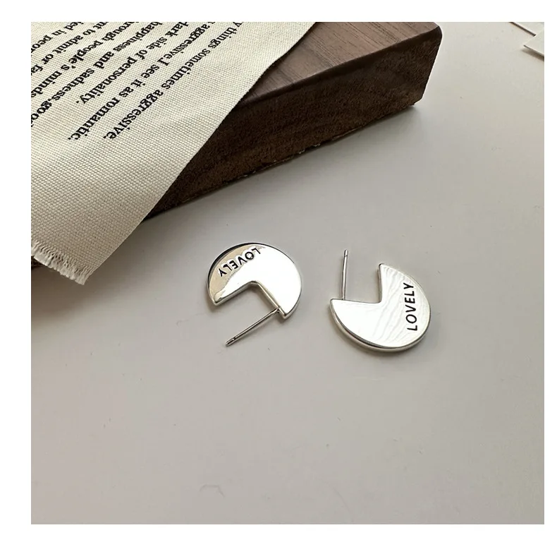 

Милые серьги с английской надписью из стерлингового серебра S925 пробы с нишевым дизайном, изогнутые серьги с гладкой текстурой DYN11