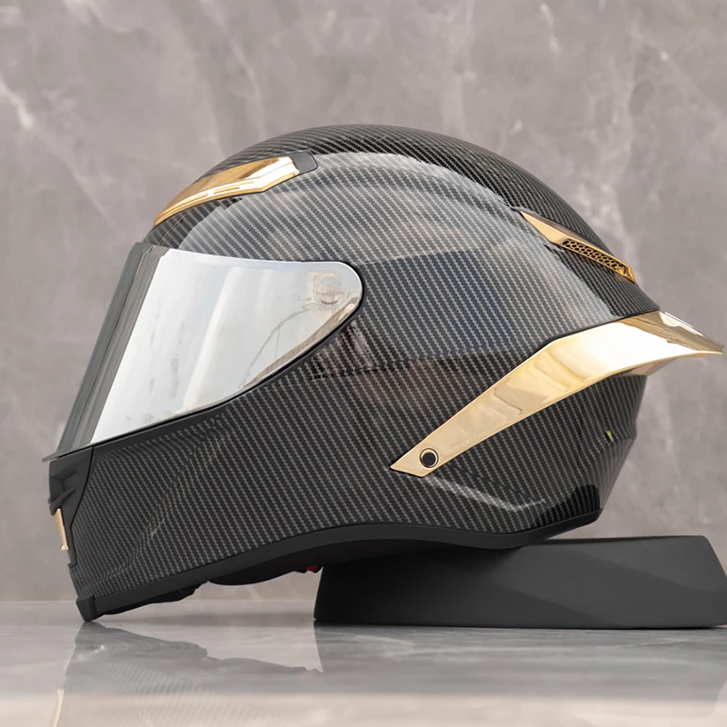 thumbnail image 1 of Casco de motocicleta con patrón de fibra de carbono, personalidad, para hombres y mujeres, cobertura total, carreras de motocicletas, ala trasera grande, capacidad 3C, 1 of 5