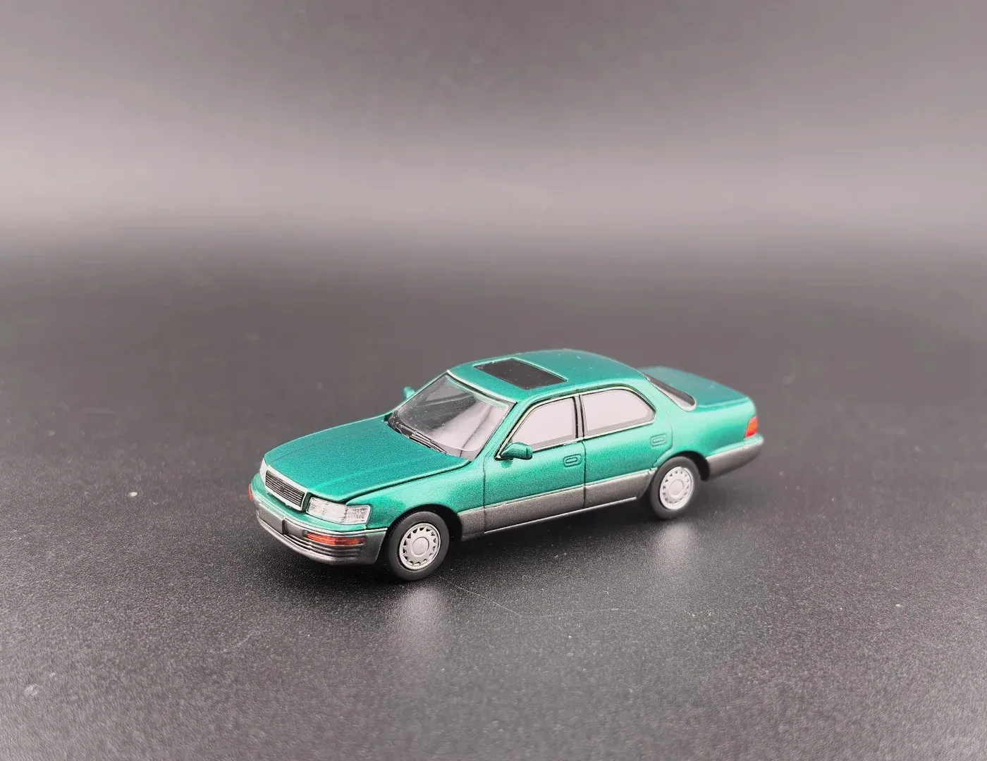 새로운 재고 있음 Fine Works 1:64 Lexus Ls400 (Ucf10) 합금 미니어처 다이캐스트 모델 Lexus Ls400 세단 자동차 모델 장난감 어린이 선물