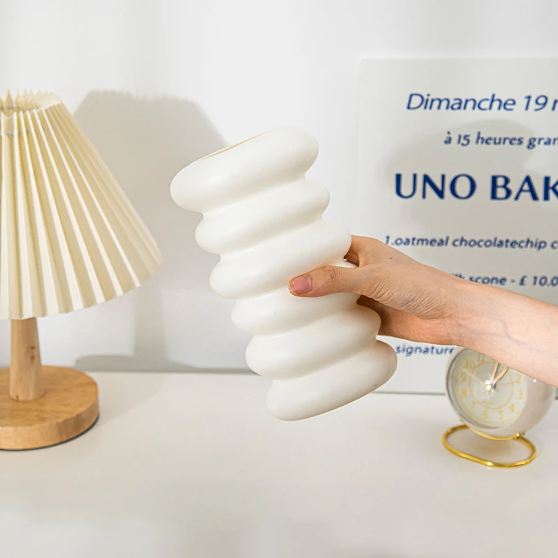 زهرية بيضاء حلزونية بلاستيكية ، حاوية مبتكرة لترتي...