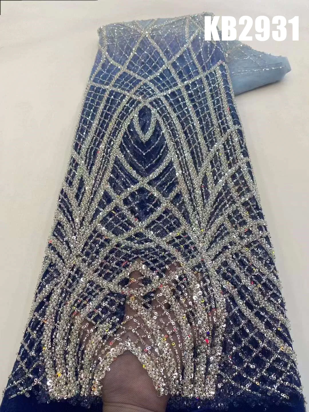 Рисунок 3 - Градиентная кружевная ткань из бисера