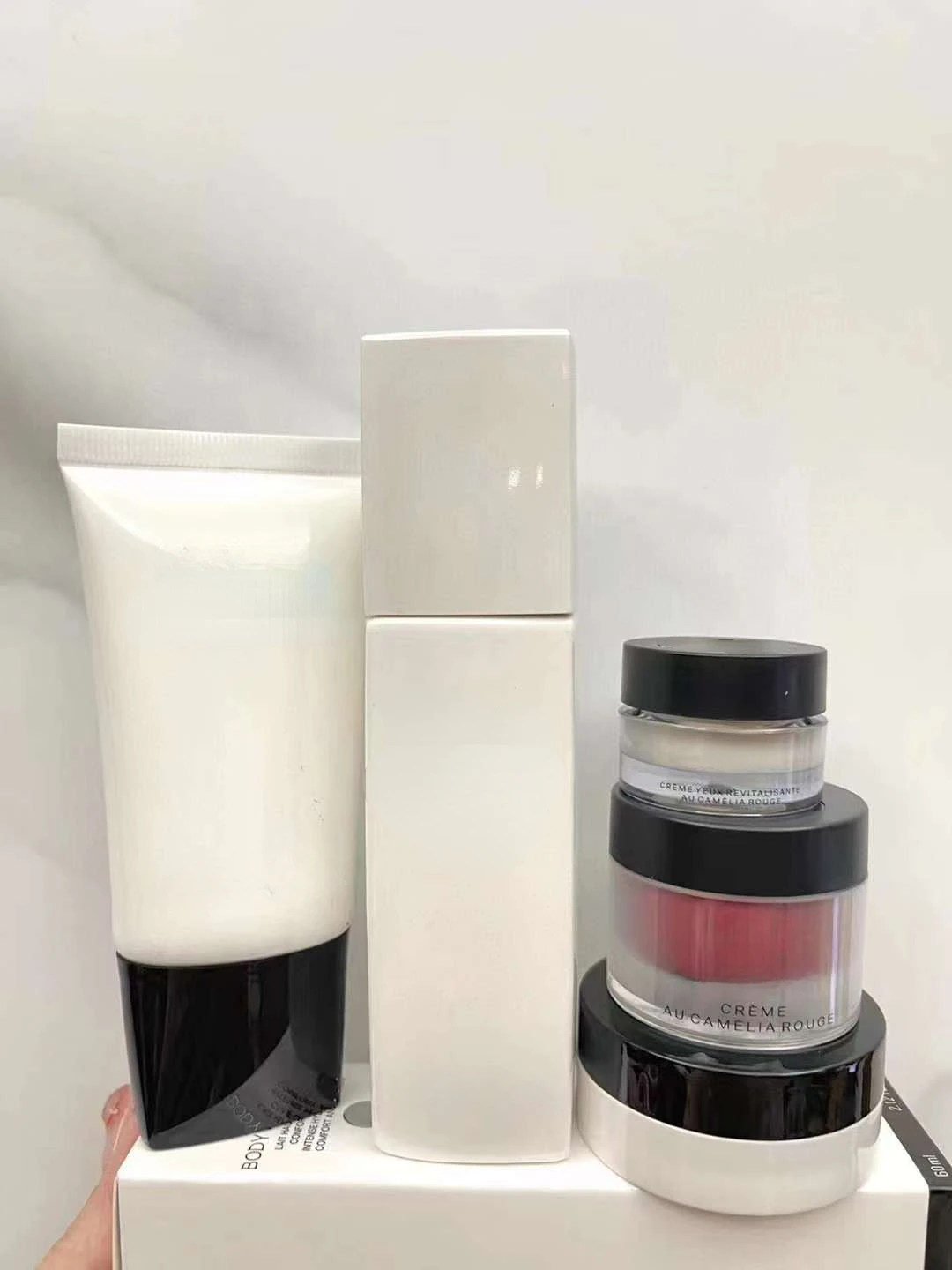 

NEW Cleanser Body Lotion Skin Care Moisturizing Nourishing Make up set