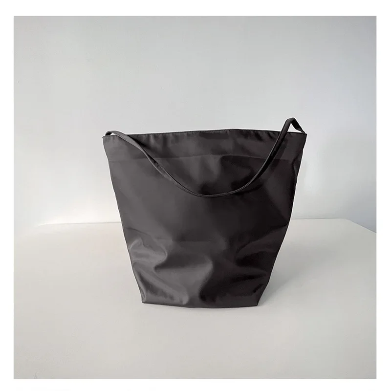 

Tr nylon bucket bag 2023 new niche large capacity commuting tote women shoulder