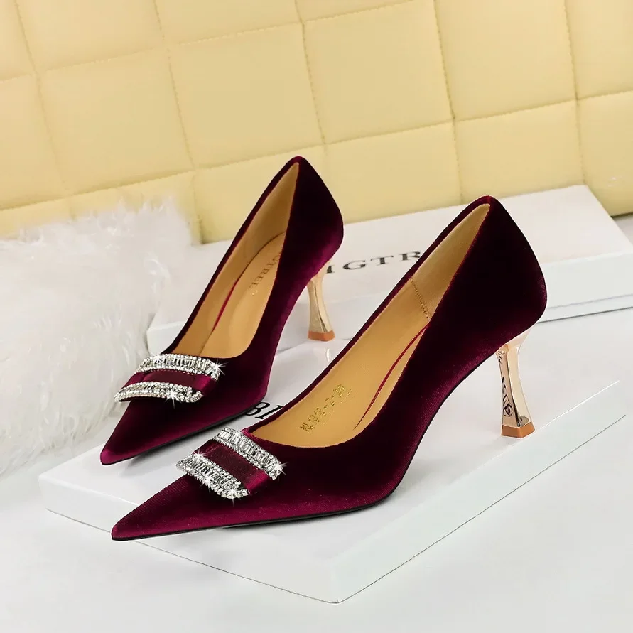 

Fashion Banquet Women's High Heels Shallow pointed Xishi suede metal diamond buckle single shoe