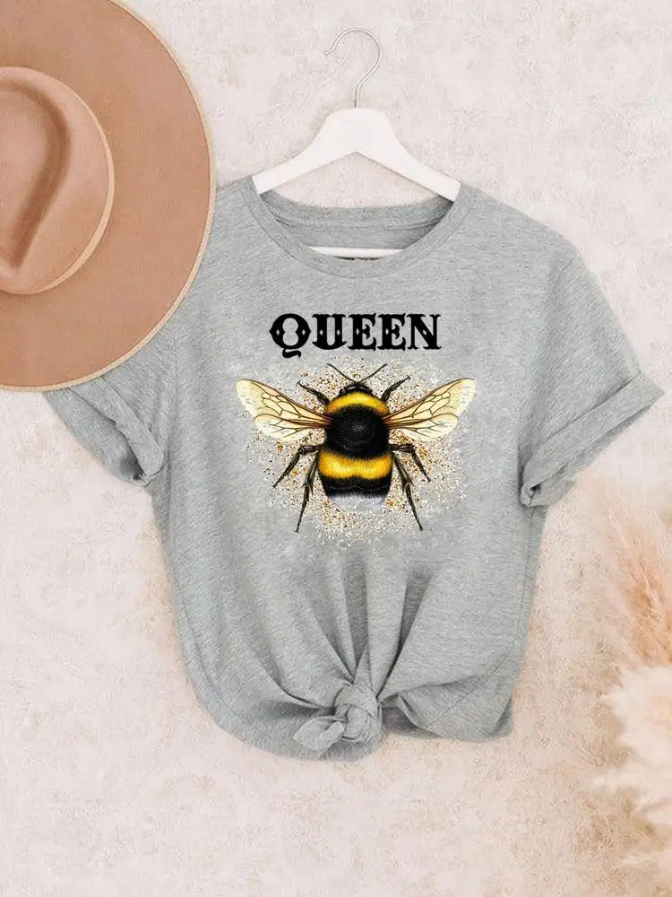 

Футболка женская с принтом пчелы, милый стильный топ с графическим принтом, модная Повседневная рубашка с коротким рукавом, в стиле 90-х, на лето