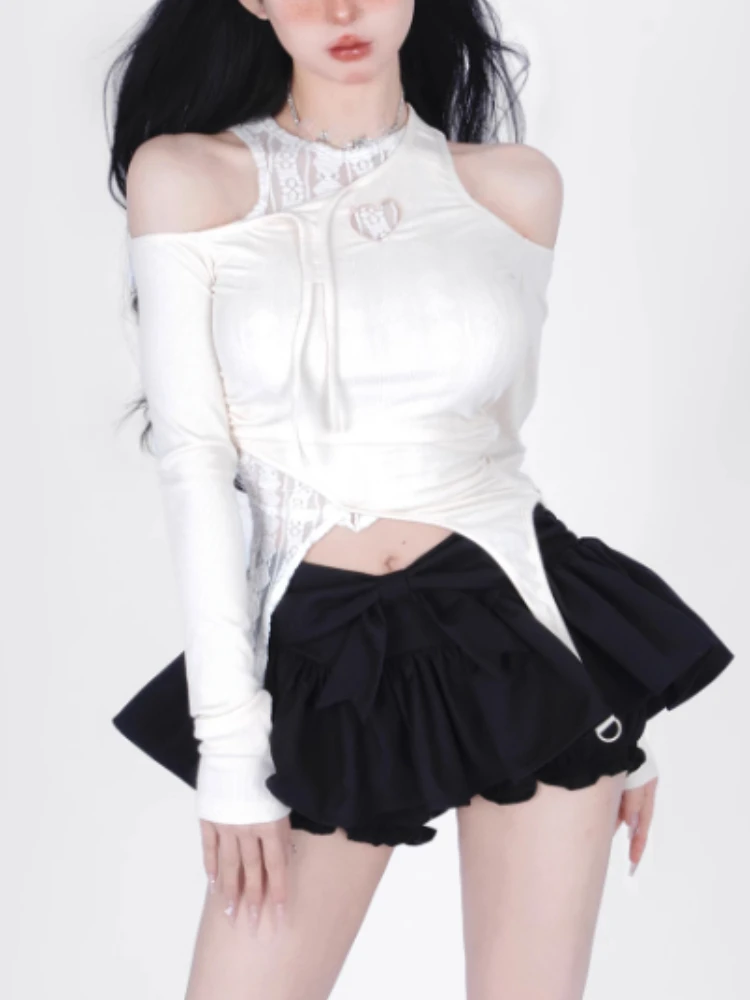 

Женский костюм из двух предметов с юбкой и кружевной блузкой и черной юбкой