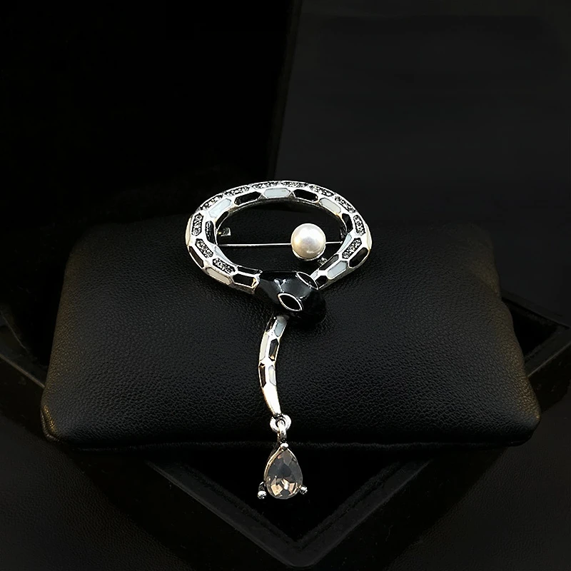 Exquisite Smart Snakes Brooch Men Women Retro Corsage Elegant Sweater Suit Animal Pin Accessories Pearl Rhinestone Jewelry Gifts