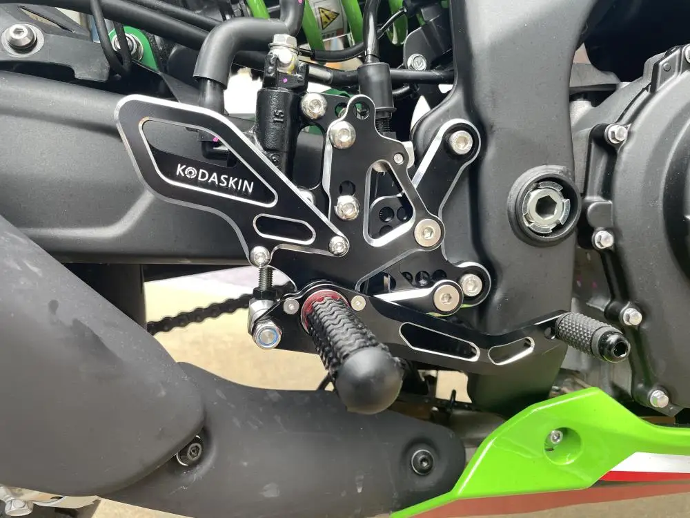 

Мотоциклетный ЧПУ Регулируемый ножной Rset для KAWASAKI ZX4R ZX4RR ZX-4R/SE ZX-4RR ZX25R 2023 аксессуары для передних гоночных педалей