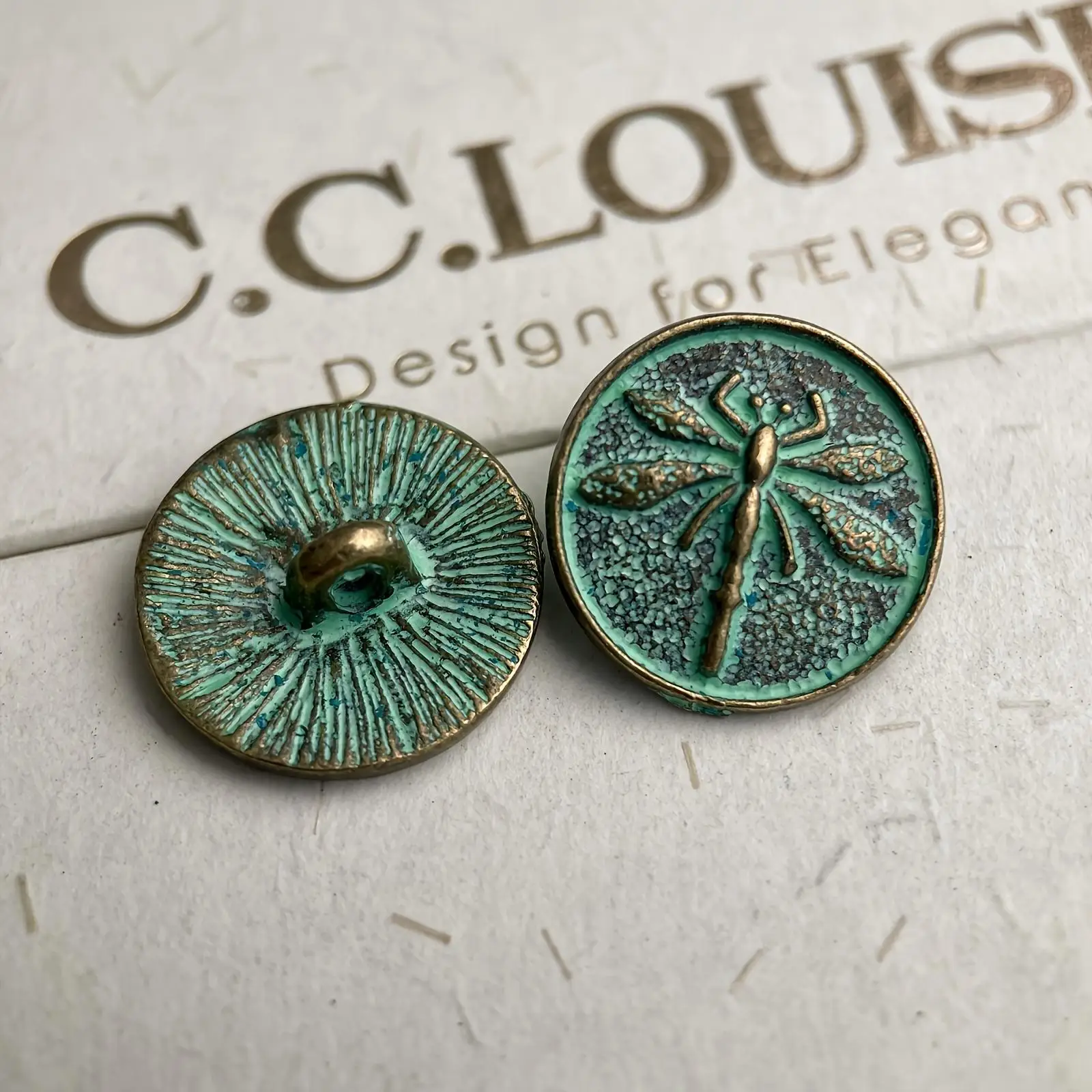 10 Stück 17 mm große Vintage-Knöpfe aus Metall mit Libellenmotiv in grünem Kunstkupfer. Geeignet für Kleidung, Haaraccessoires, Taschen und Gürtel, Ha – Detail 8