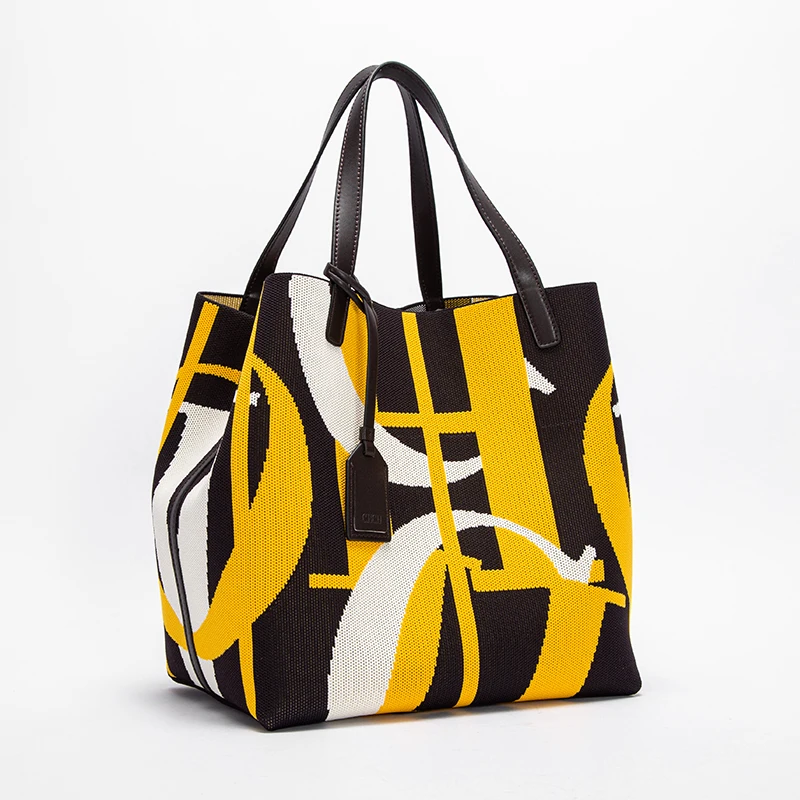 تتوفر حقائب يد نسائية ذات سعة كبيرة، بتصاميم متعدد...