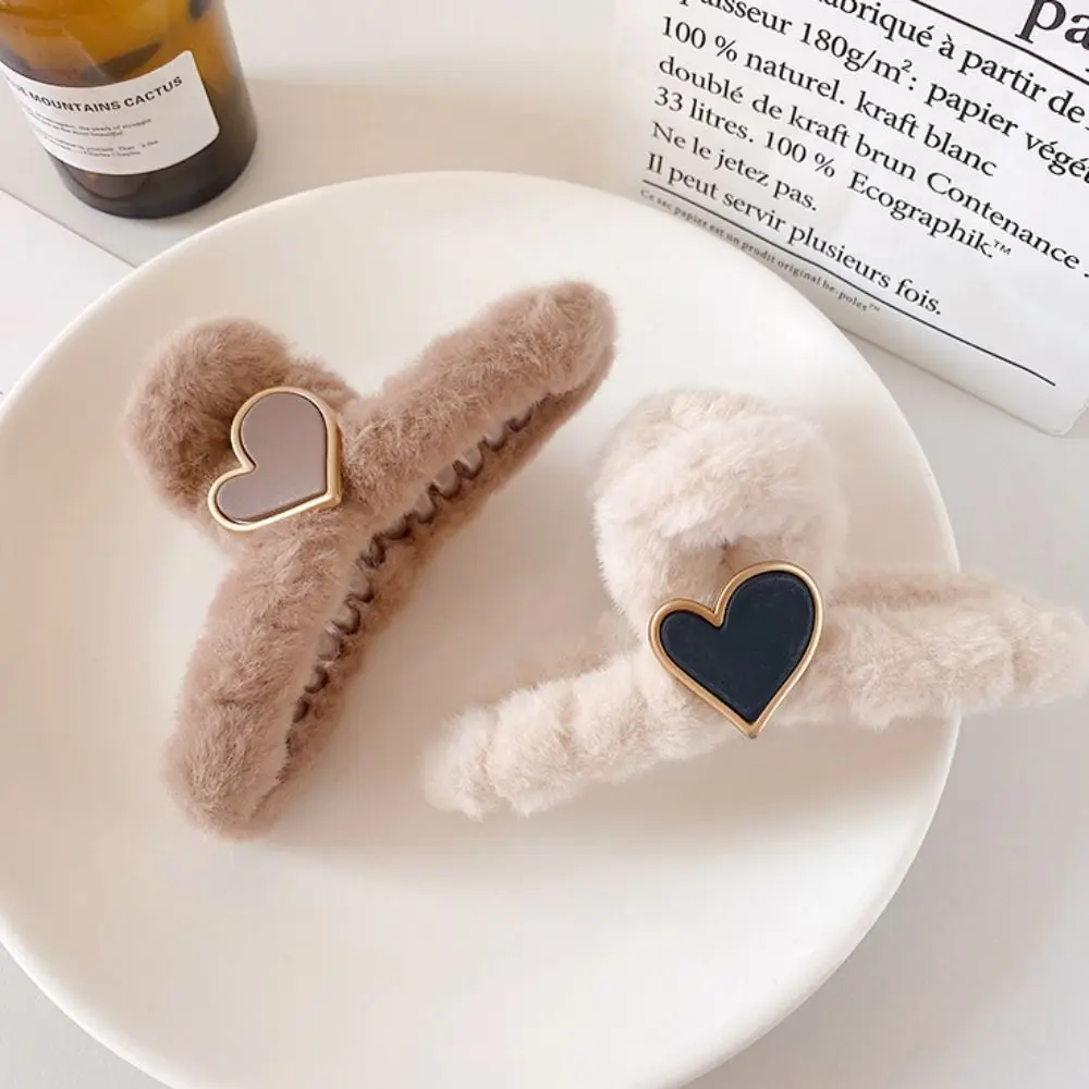 Soft Plush Hair Claw Winter Khaki Hair Clip Plush Shark Clip Hair Accessories Faux Fur Large Hair Crab Clip faux fur plush hair claw temperament khaki hair clip large hair crab clip soft hair accessories plush shark clip women