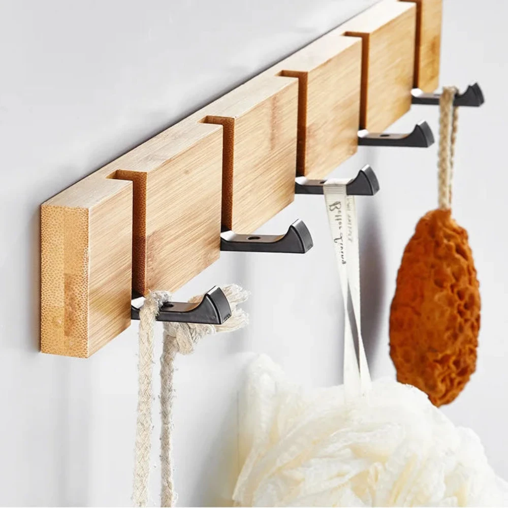 Badkamer-opstelling met loofah, zeepoosje en spons aan de haakjes