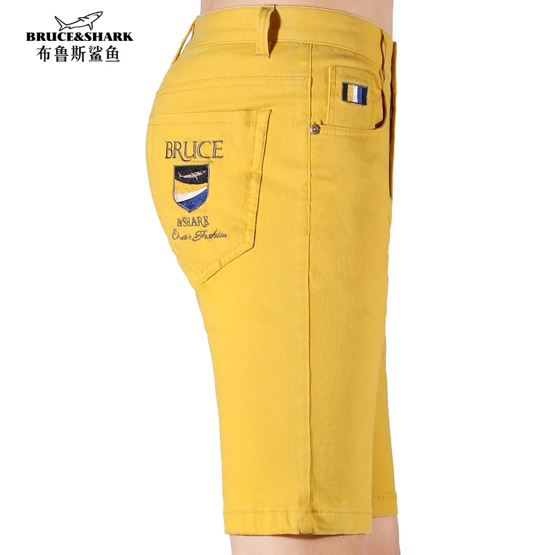 ①New Summer Men&lsquo;s Yellow Jeans Shorts Fashion Embroidery Bruce&Shark Straight Stretch Denim Shorts Men Ripped Knee Length Jeans