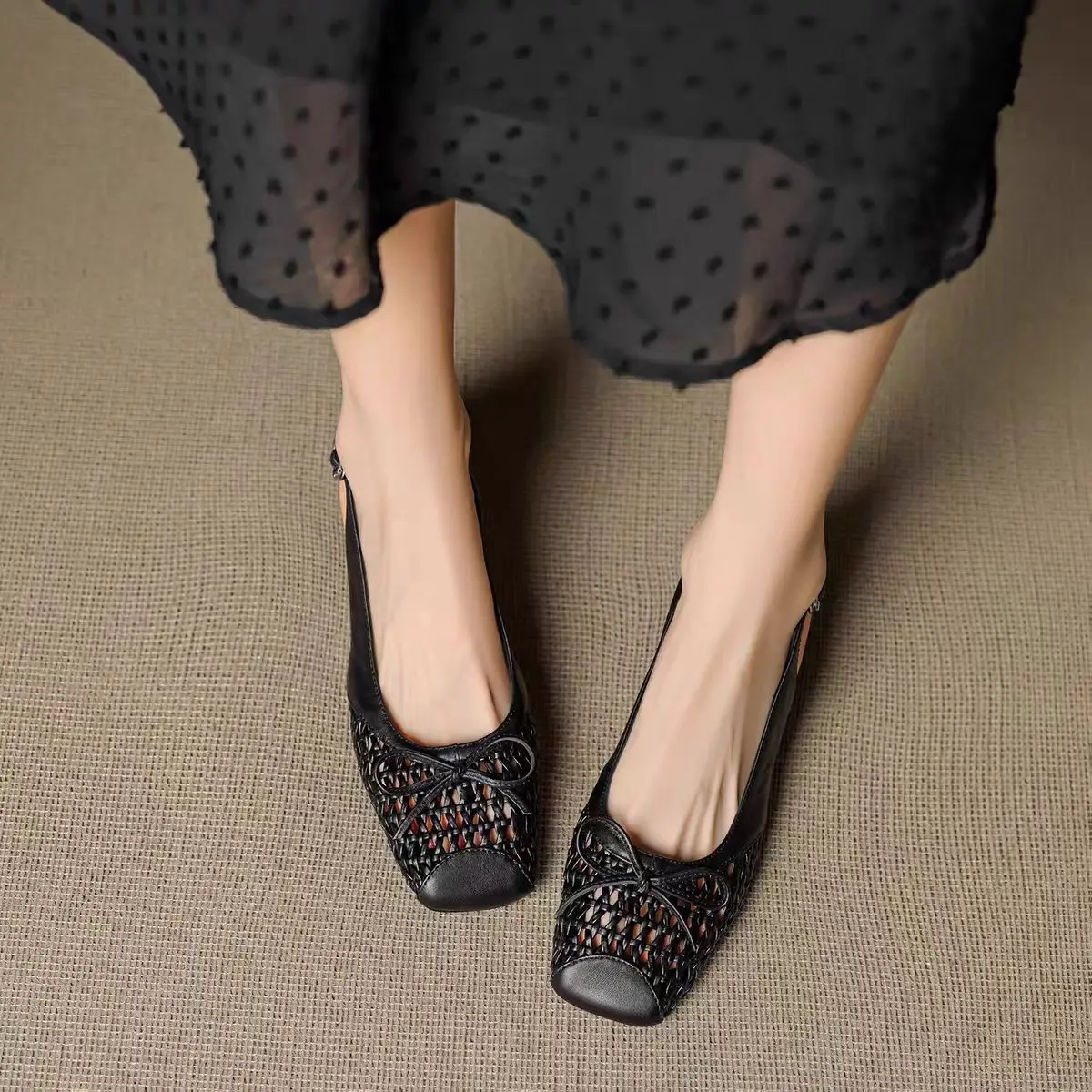 صنادل بكعب عالي منسوجة من الجلد بمقدمة مربعة، أحذي...