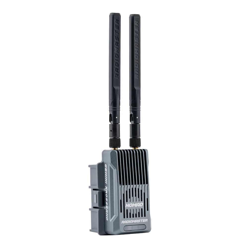 Radiocommande ELRS XR1 en main, montrant sa prise en main ergonomique pour piloter des drones